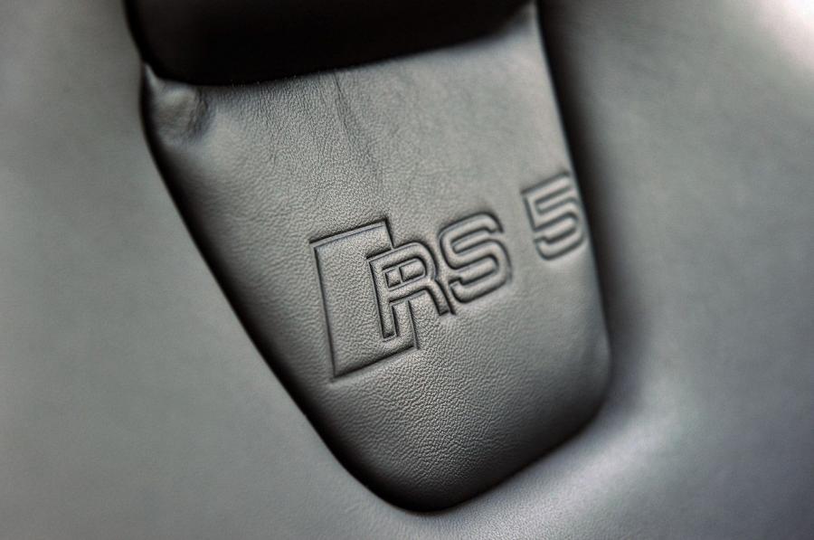 Детали интерьера Audi RS5 Coupe 2012 года  (NA) (фото 35 из 104)